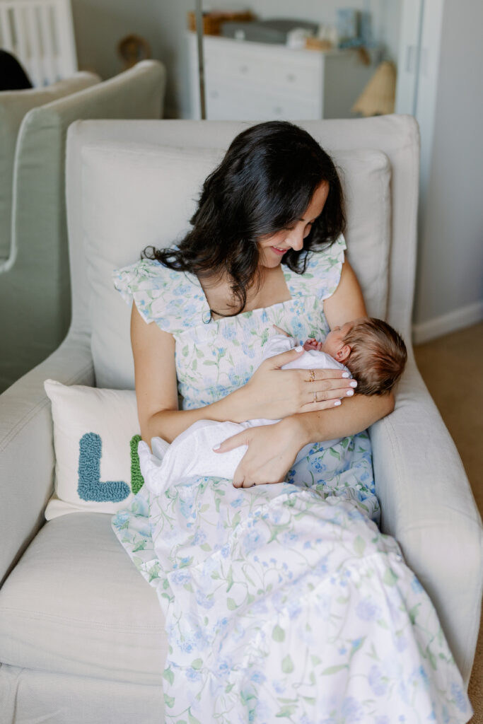 What to wear for newborn photos at home Central Illinois Newborn Photographer Photos by Amanda Banik Photography