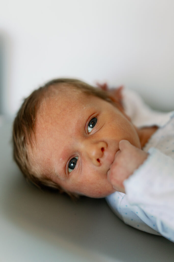 What to wear for newborn photos at home Central Illinois Newborn Photographer Photos by Amanda Banik Photography